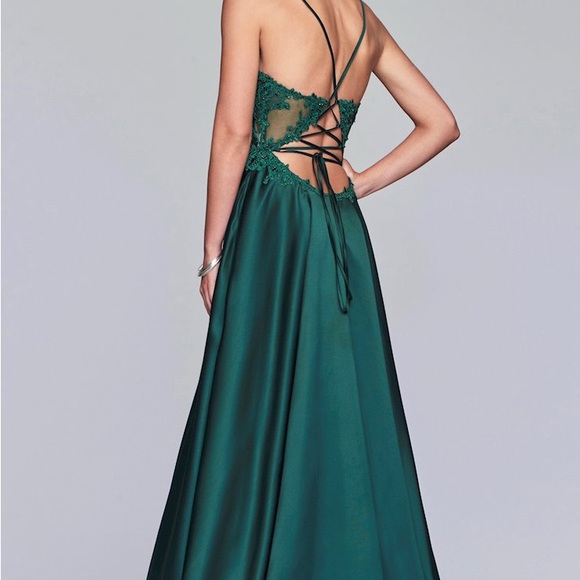 Elegant Green Evening/PROM Gown - Picture 2 of 3